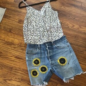 🌻Sunflower Tank Top and Sunflower Levi Denim Shorts.